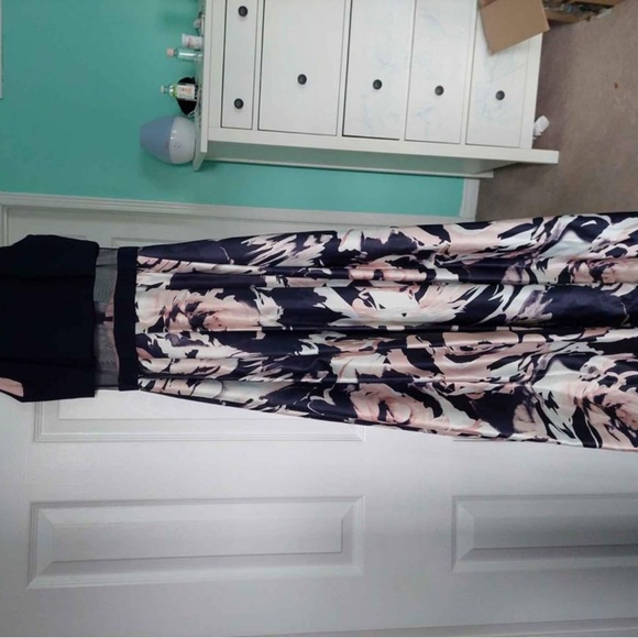 Dress - Picture 4 of 4